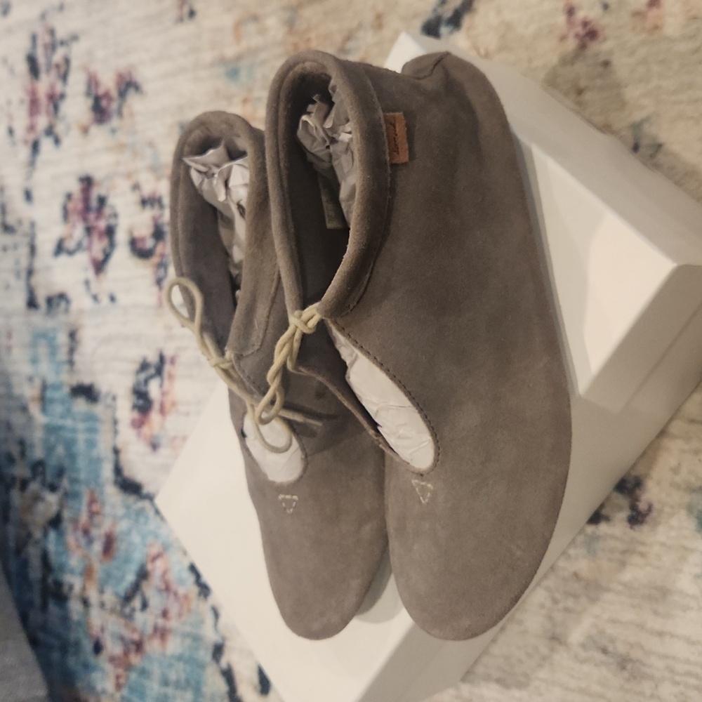 Sanuk Penelope suede moccasins in charcoal